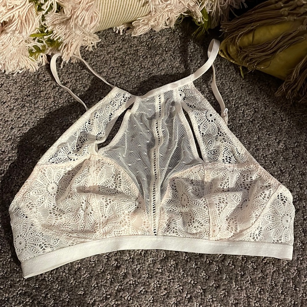 Like new Victoria’s Secret Very Sexy floral white nude lace bra bralette
